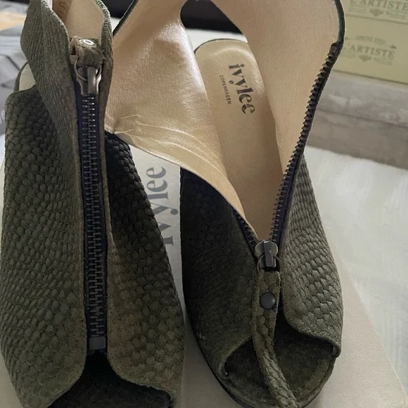 Ivy Lee - Picture 1 of 7